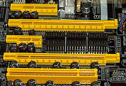 Slots PCI Express (de arriba a abajo: x4, x16, x1 y x16), comparado con uno tradicional PCI de 32 bits, tal como se ven en la placa DFI LanParty nF4 Ultra-D